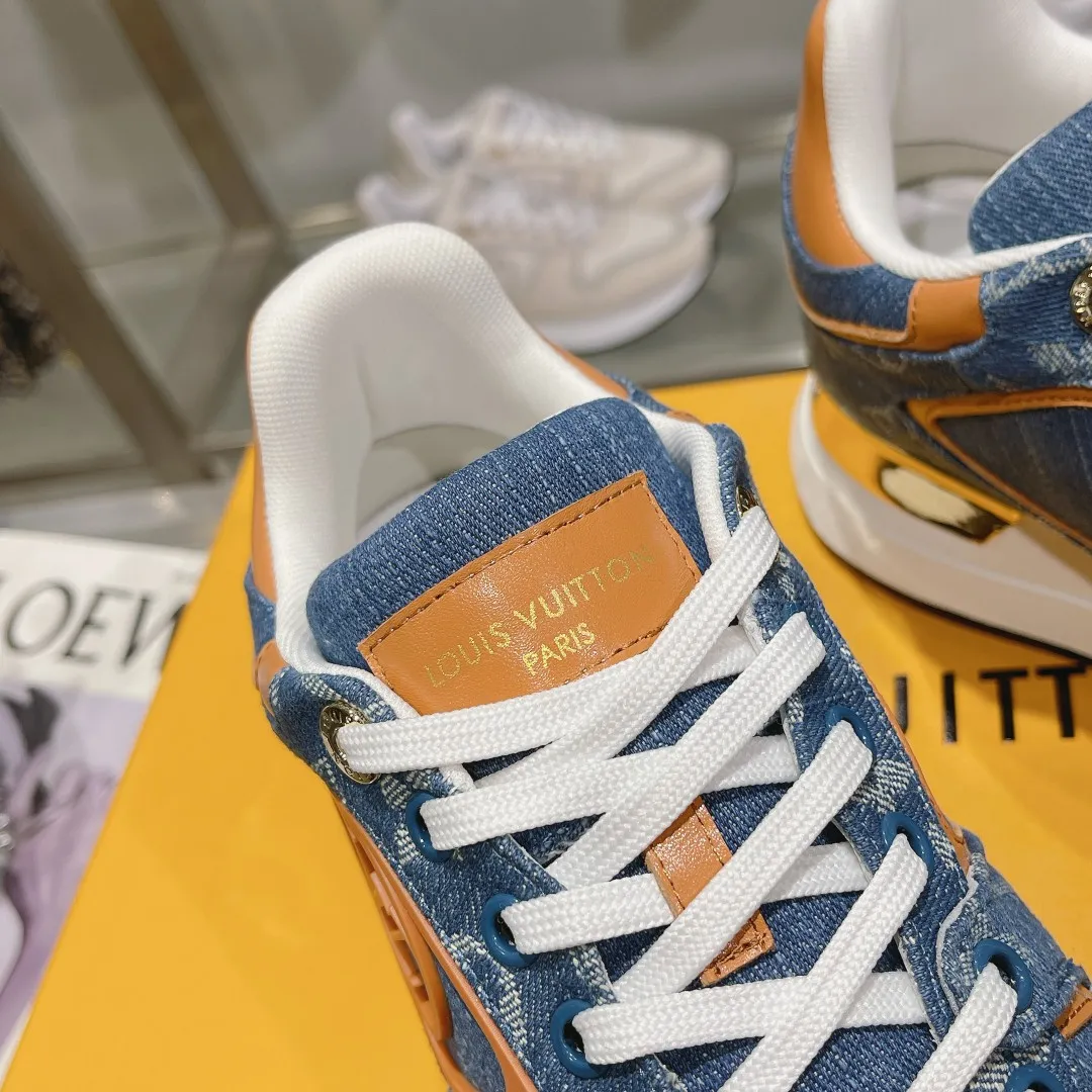 [L Family] P: 760💰Size 35-42 for women, 39-46 for men, (41.42 for women, 45.46 for men, customized) .LV Donkey Brand 🔥🔥LOUIS VUITTON Louis Vuitton's official website synchronizes the 2025 autumn and winter couple's models, which are now on the market, this Neo Run Away sneakers are inspired by running shoes, integrating LV's iconic must-have shoes into the trend. This version is a 1:1 replica of the original version. It is made of two-tone calfskin to highlight its simple lines and unique wedge outsole. Key details include the LV initials on the side and an engraved gold heel stabilizer on the back plus a 2cm hidden insole.